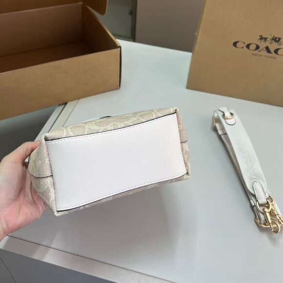 Coach's classic Mollie Tote bag Size: 25 x 22 - Picture 5 of 8